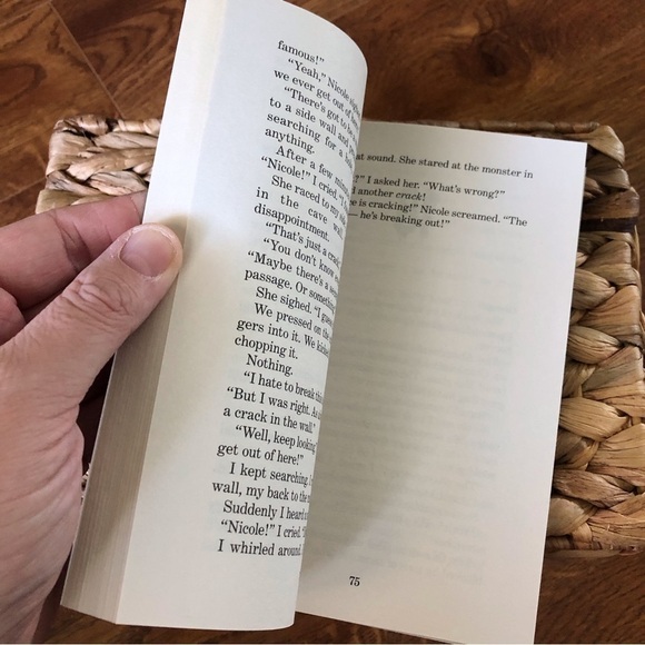 Goosebumps: The Abominable Snowman of Pasadena by: R.L. Stine, paperback book - Picture 4 of 5